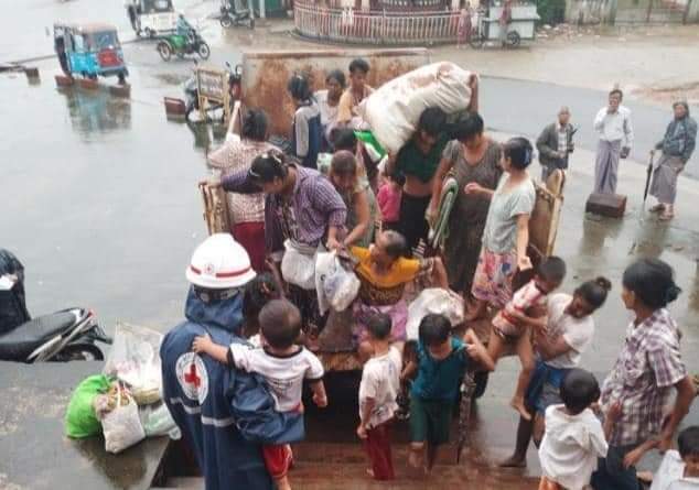 MyanmarRedCross's tweet photo. The ongoing Bago River flooding has compelled numerous residents in the region to seek safety. Red Cross Volunteers are diligently assisting in evacuation operations. But further assistance is still required in multiple areas.
#Bago #Flood #emergencyoperations #Volunteers https://t.co/OoVYOHpIqk
