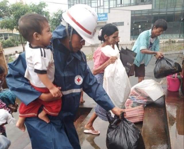 MyanmarRedCross's tweet photo. The ongoing Bago River flooding has compelled numerous residents in the region to seek safety. Red Cross Volunteers are diligently assisting in evacuation operations. But further assistance is still required in multiple areas.
#Bago #Flood #emergencyoperations #Volunteers https://t.co/OoVYOHpIqk