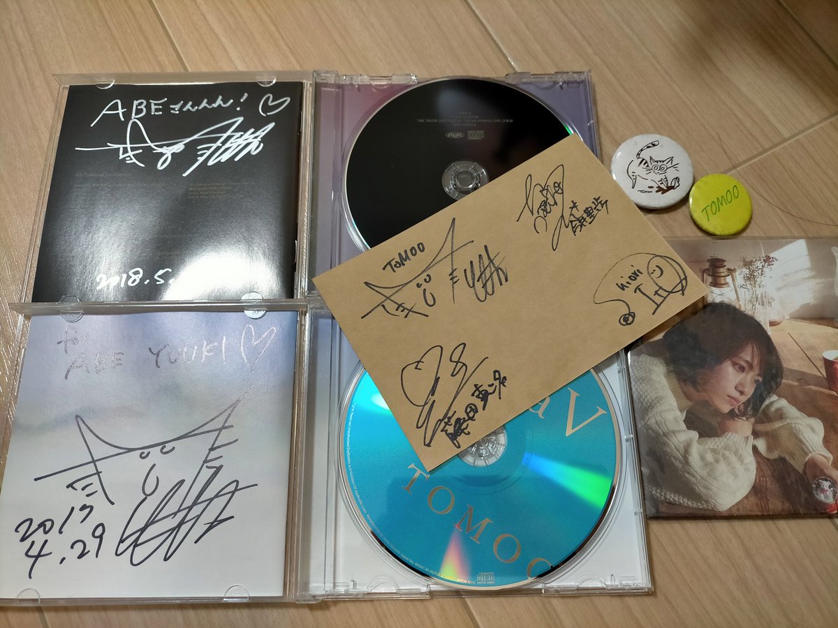 abe_yuukiz's tweet photo. TOMOOちゃんのフリーライブ感想！
アルバムTWO MOONに込めた気持ちを聞いて、楽曲に対する見方が増えたので聴き込もうと思う。
ライブでは直接目を見て、曲を聞いて、毎回たくさんのことをもらっていて感謝しかない。
これからも応援したいと心から思いました！！！！！
サイン付きポスターで号泣 https://t.co/JVLw55IM8J