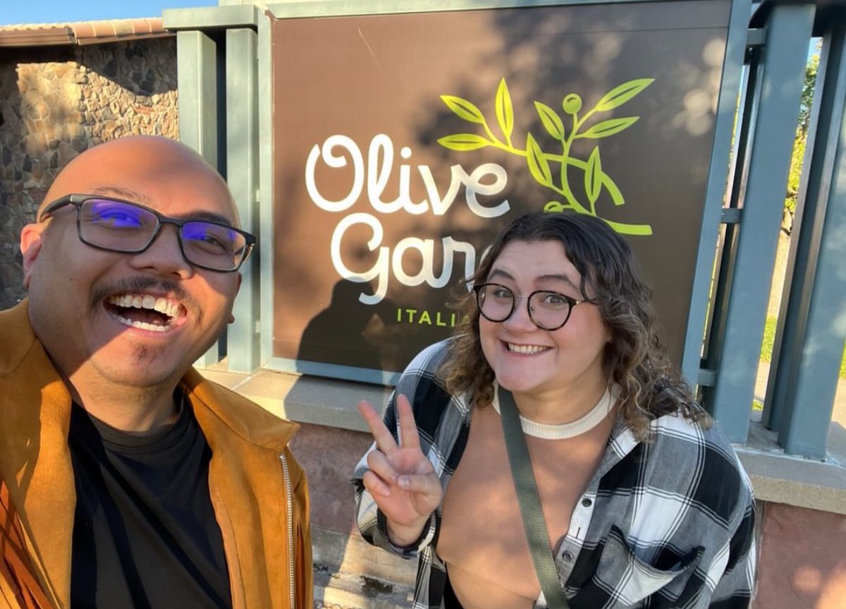 erinplaysims's tweet photo. @marxelle and i have wanted to get olive garden together for a while and have endless pasta https://t.co/pesJLnM1PF