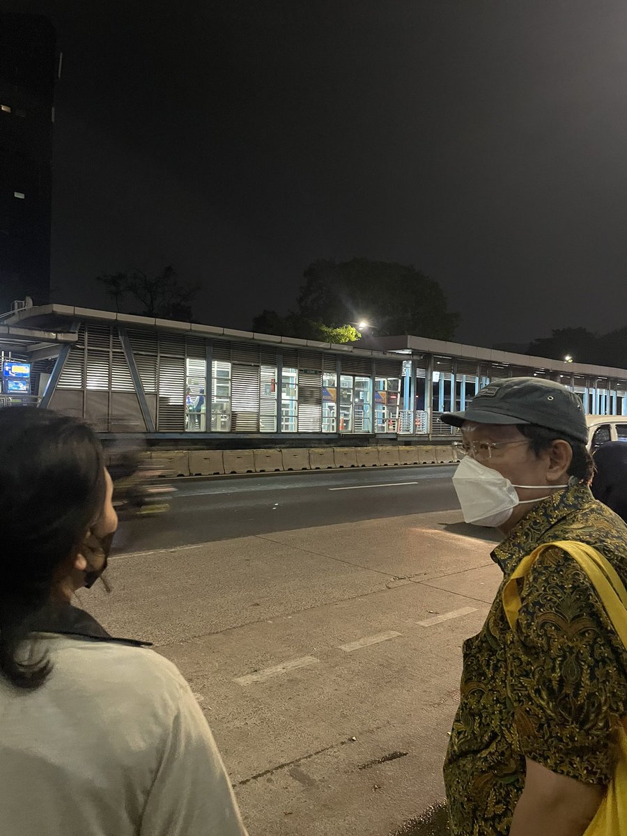 pheseline's tweet photo. Sampai skrg masih gk ngerti kenapa beberapa rute @PT_Transjakarta harus ada yang beroperasi di jalur biasa (bukan jalur busway). Penumpang harus bayar 2x, nunggu dipinggir jalan &amp; ikutan macet di jalan, padahal jelas2 ada halte yg proper tersedia 😅 boleh dijelasin gak min? https://t.co/LwiIZUvQrt