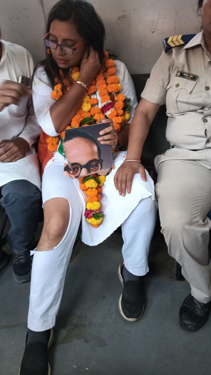HansrajMeena's tweet photo. मध्यप्रदेश पुलिस के द्वारा दलित डिप्टी कलेक्टर निशा बांगरे के साथ और बाबासाहेब की तस्वीर के साथ कि गई अभद्रता और दुर्व्यवहार शर्मनाक है। मध्यप्रदेश से दलित आदिवासी विरोधी भाजपा की विदाई निश्चित है। https://t.co/qdBKHNfkBl