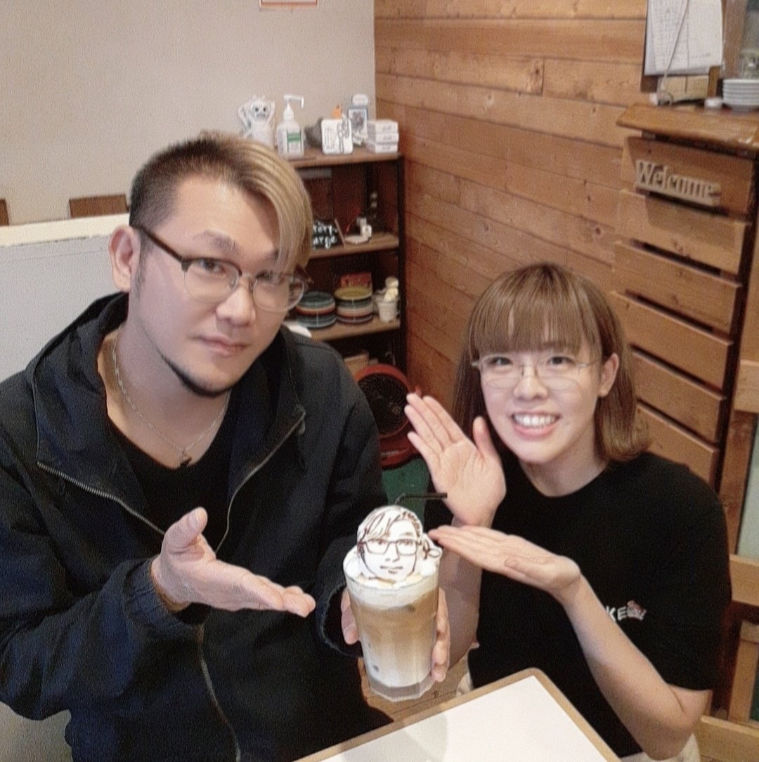 SHPstage's tweet image. 昨日、今とっても売れっ子の
加藤瑠菜(@RunaPocket)に会ってきて
ラテアートを堪能してきました。

まさかの似顔絵ラテアート…笑笑
これすごくない？笑

久しぶりに会えた瑠菜は
職人っぽくてなんかカッコよかった
 #REISSUE  #Cafe
 #ラテアート
 #みんなも行ってみてね
 #拡散希望