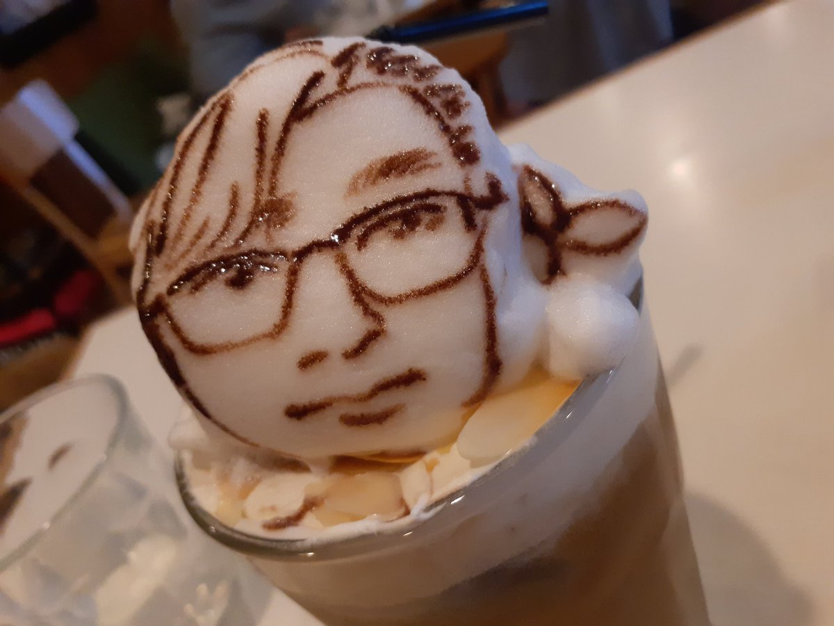 SHPstage's tweet image. 昨日、今とっても売れっ子の
加藤瑠菜(@RunaPocket)に会ってきて
ラテアートを堪能してきました。

まさかの似顔絵ラテアート…笑笑
これすごくない？笑

久しぶりに会えた瑠菜は
職人っぽくてなんかカッコよかった
 #REISSUE  #Cafe
 #ラテアート
 #みんなも行ってみてね
 #拡散希望