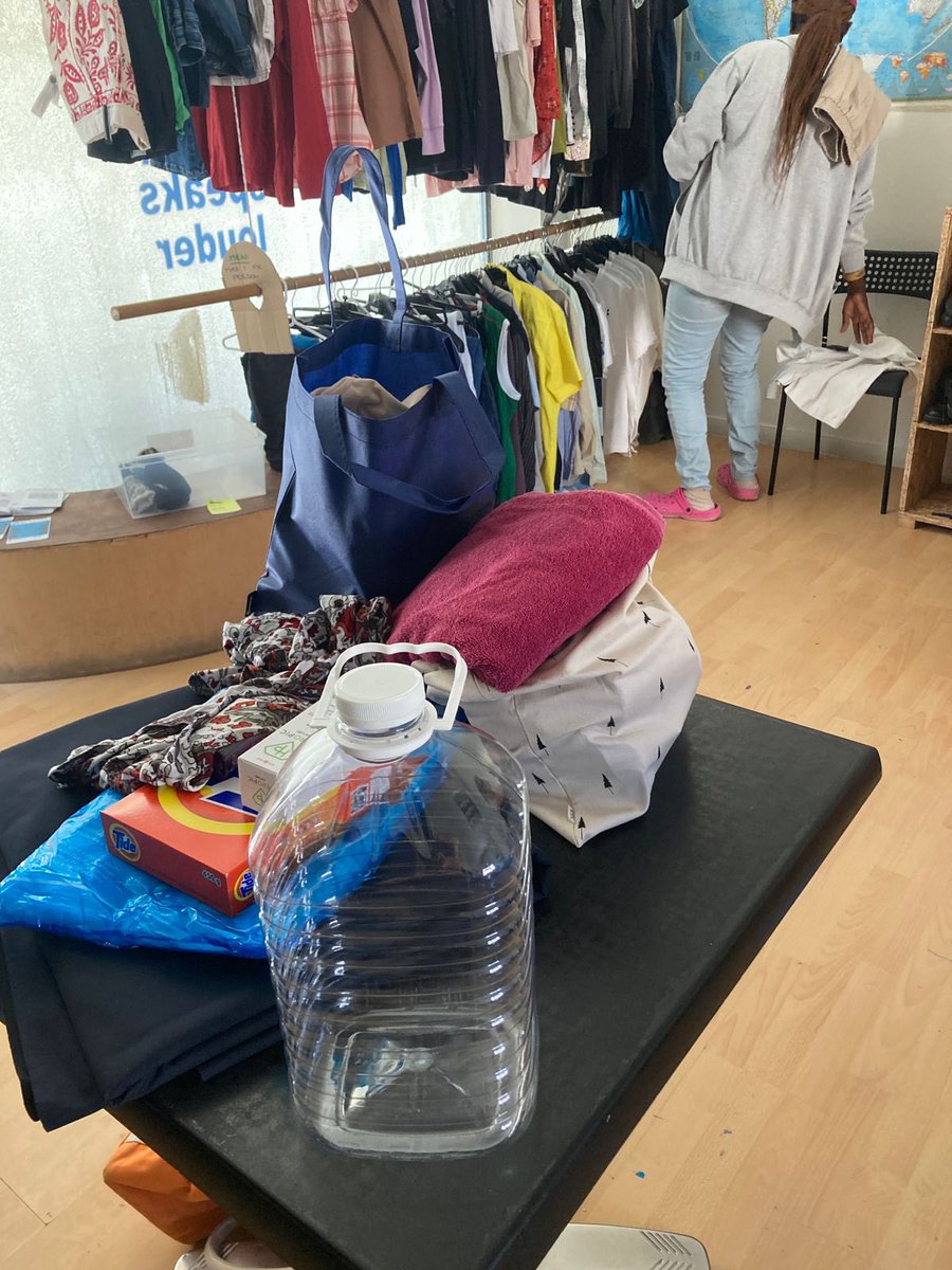 Heimatstern_org's tweet photo. Im Sommer hatten wir zwei Paletten mit atmungsaktiven, wasserdichten Decken zu unseren Partnern von Just Action nach Samos geschickt. 

Wir freuen uns sehr, dass die Decken in deren Free Shop sehr beliebt sind! Danke an den Spender, der anonym bleiben will! https://t.co/FSSU9oTvWf