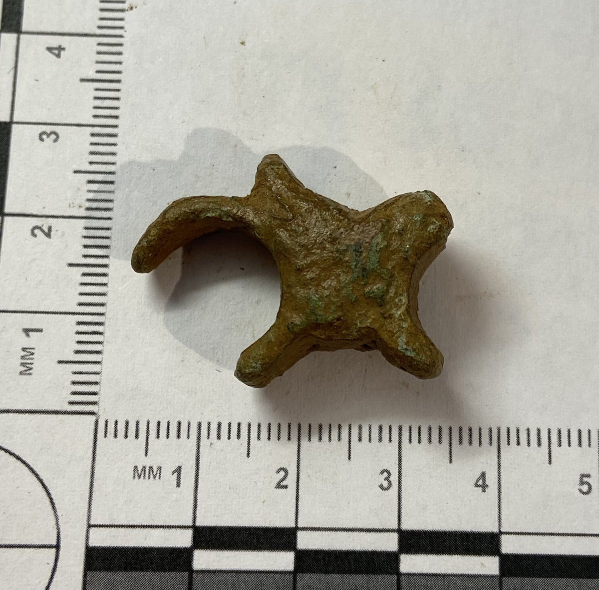 HappiDave1973's tweet photo. Any ideas as to what this is please? Convinced I have seen a more complete 1 before but it has me stumped 🤷🏼‍♂️ It is Bronze &amp; was found in Oxfordshire yesterday, Thanks for looking. @findsorguk https://t.co/hQqQgcasj0