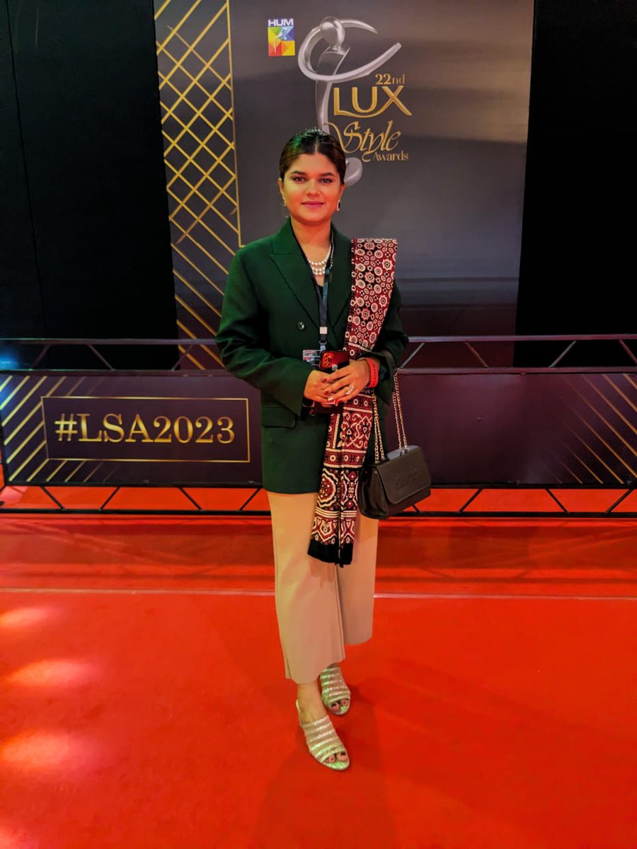 LailaNisar3's tweet photo. Ajrak is enough to pull off my red carpet look. 🙏🥰
ڪو ڊزائينر ڊريس نه پر اجرڪ ئي کوڙ ۽ ڪافي آهي ريڊ ڪارپٽ لاءِ.
#LSA2023 #RedCarp https://t.co/MyacoAsYRY