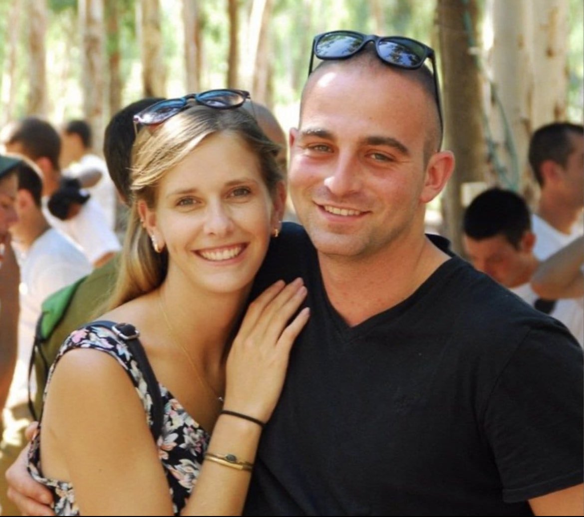 Itay y Hadar Berdichevsky, de 30 años.

Escondieron a sus hijos gemelos de 10 meses en el refugio mientras terroristas se infiltraban en su casa.

Itay y Hadar fueron  asesinados brutalmente tras luchar con valentía contra los terroristas.

Los bebés se quedaron solos por más de