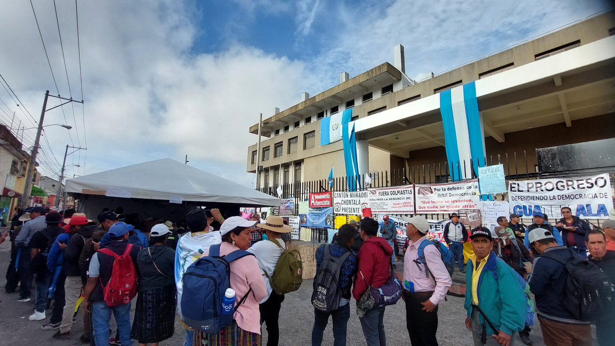 fherrera_PL's tweet photo. #ParoNacional Hoy se cumple una semana de paro nacional. A tempranas horas, las personas recogen sus colchonetas y hacen fila para desayunar.

@prensa_libre @Guatevision_tv https://t.co/1vJea8NQya