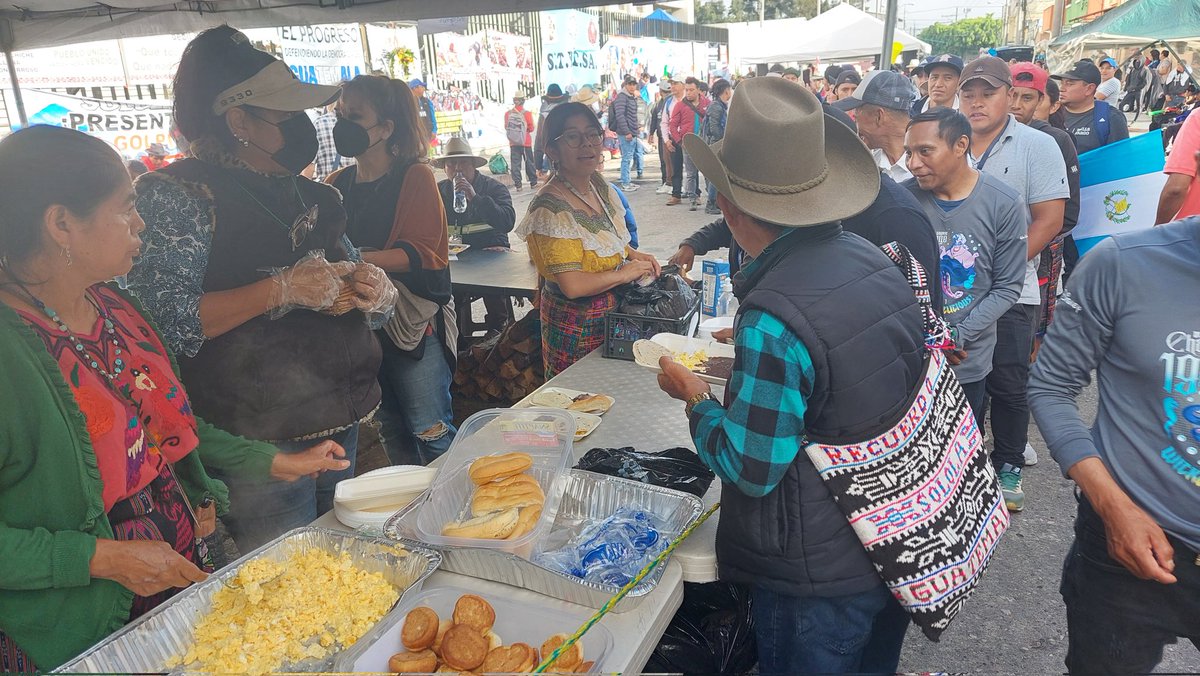 fherrera_PL's tweet photo. #ParoNacional Voluntarios preparan el desayuno con insumos que han donado ciudadanos. https://t.co/t7EE9GstXU