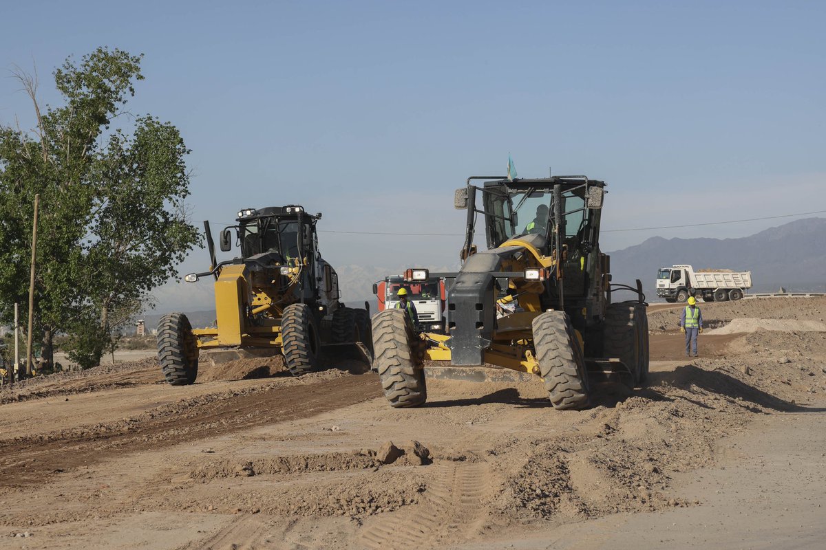 gkatopodis's tweet photo. Estamos en #Mendoza, recorriendo con @MartinAveiro la construcción de la Autopista de la Ruta 40, que vincula esta provincia con San Juan, y es una de las más importantes para el desarrollo turístico y productivo de la región de Cuyo.

Ellos no van a dinamitar esta ruta, pero sí la van a parar.

Esta elección es bien diferente a las que tuvimos. La gente va distinguir entre aquellos que hacen slogan de campaña y nosotros que estamos enfocados en explicar las prioridades para resolver cada uno los problemas que tiene la Argentina.

Una #ArgentinaGrande es con Obra Pública.