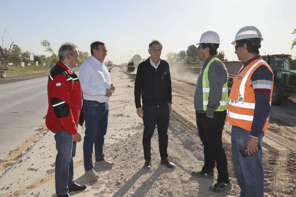 gkatopodis's tweet photo. Estamos en #Mendoza, recorriendo con @MartinAveiro la construcción de la Autopista de la Ruta 40, que vincula esta provincia con San Juan, y es una de las más importantes para el desarrollo turístico y productivo de la región de Cuyo.

Ellos no van a dinamitar esta ruta, pero sí la van a parar.

Esta elección es bien diferente a las que tuvimos. La gente va distinguir entre aquellos que hacen slogan de campaña y nosotros que estamos enfocados en explicar las prioridades para resolver cada uno los problemas que tiene la Argentina.

Una #ArgentinaGrande es con Obra Pública.