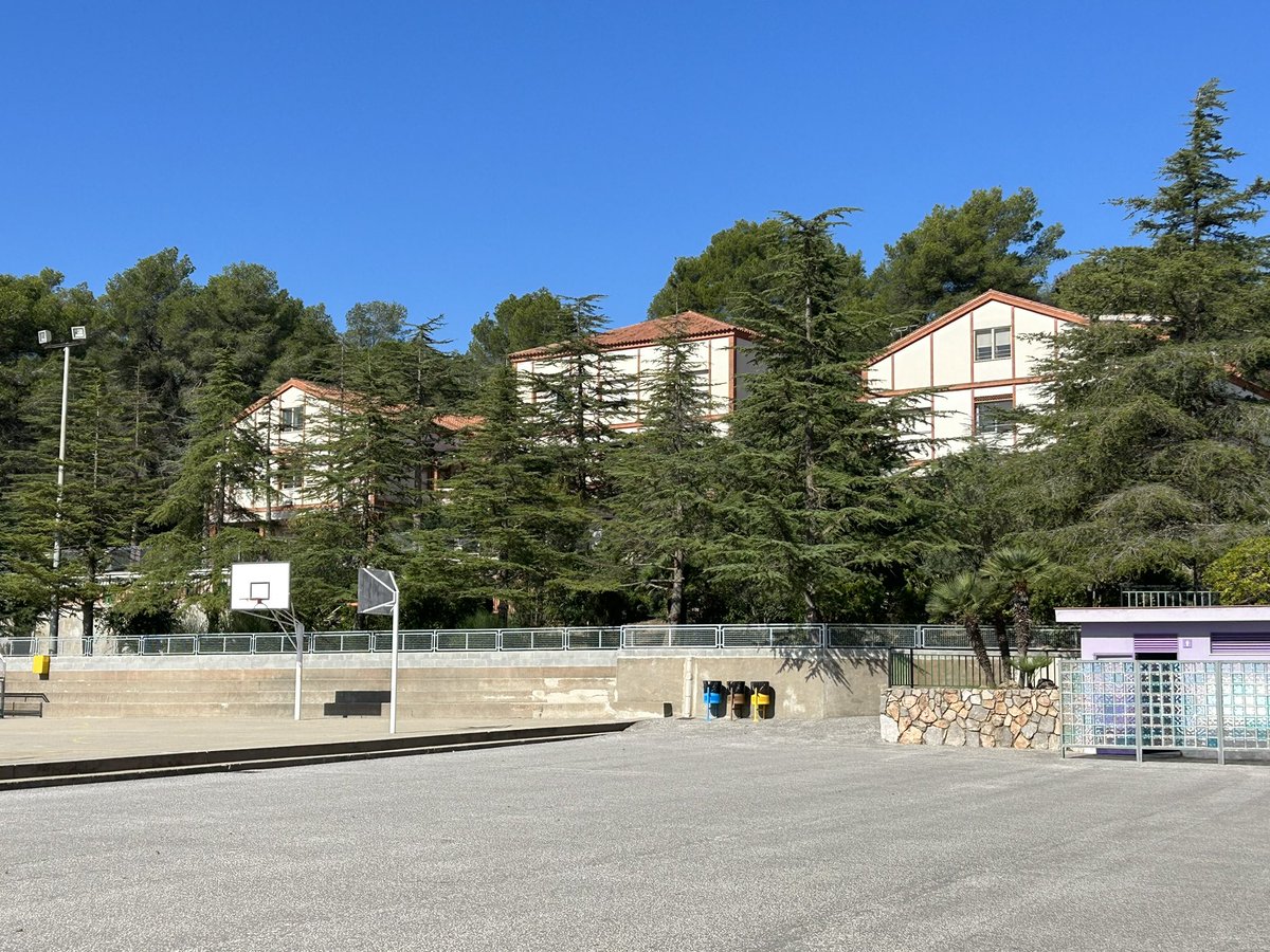 aitorarriaga_b's tweet image. 📚Més visities! 

Avui, he fet 74km (zero emissions) per visitar @manyanetbegues Quin entorn més privilegiat i quin equip més entregat a un projecte que combina la innovació i proximitat de forma excel•lent! #familiamanyanet #josocmanyanet #juntsiambesperança @EscolesManyanet