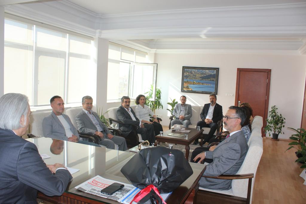 Chp İlçe Başkanımız Ali Kemal Özcan, İlçe Yönetim Kurulu Üyelerimiz ile birlikte Söke Kaymakamımız Ali Akça'yı ziyaret ettik. 

Sayın Kaymakamımıza misafirperverliğinden dolayı teşekkür ederiz.