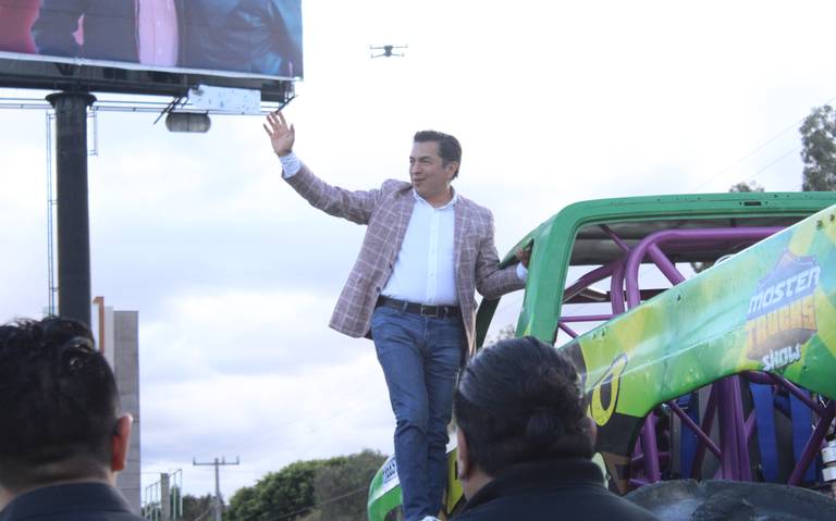elsoldepuebla1's tweet photo. | @alejocrux1 : 'Soy aspirante a la alcaldía de Puebla y voy con todo'.
https://t.co/MTYFUfPD5L https://t.co/hL5HXrbTzs