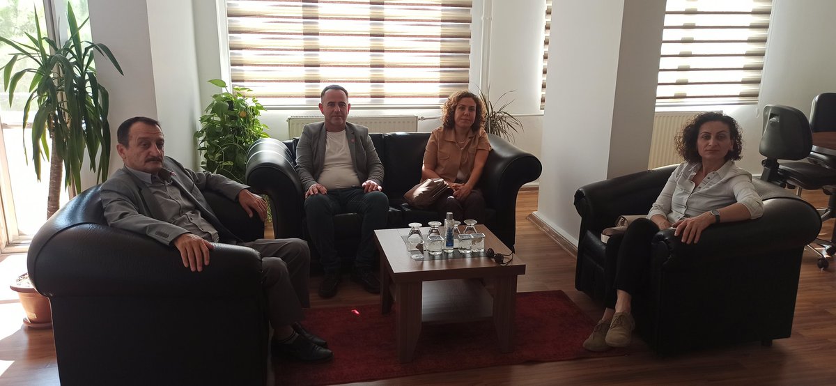 Chp İlçe Başkanımız Ali Kemal Özcan, İlçe Yönetim Kurulu Üyelerimiz ile birlikte Söke Emniyet Müdürü Fatih Demiralp'i ziyaret ettik. 

Sayın Emniyet Müdürümüze misafirperverliğinden dolayı teşekkür ederiz.