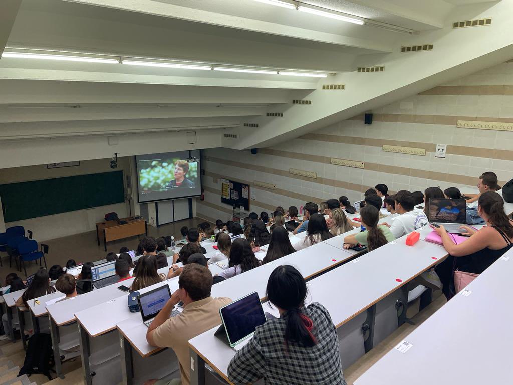 TinaDomnguez's tweet photo. 🟢 Today we started our Organic Chemistry module for Vets with an inspiring talk from the unique @CarolynBertozzi ‼️@GGomezBaena @Univcordoba @VeterinariaUCO https://t.co/O545pWtFhh