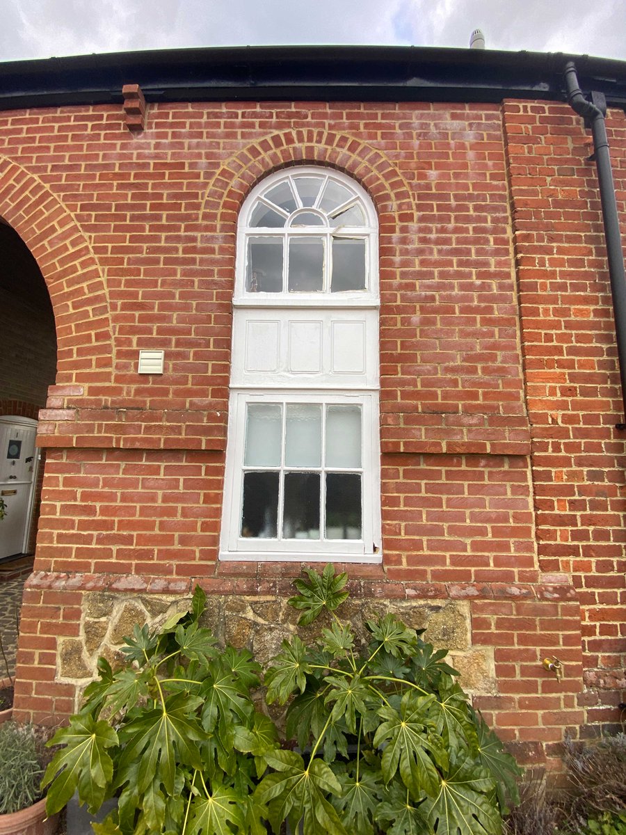 PPGlass1's tweet photo. In Bramley, a new timber stable door, plus beautiful, bespoke, arched flush casements were specified by our customer.

All are finished in the traditional shade of White, manufactured in Engineered European Redwood (before photos included).

#casementwindows #stabledoor #surrey https://t.co/KFUn0cwMz9