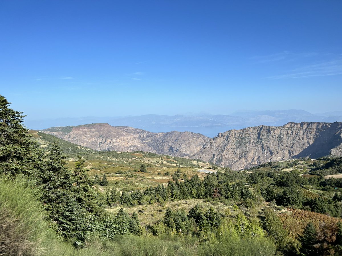 bonkowskimw's tweet image. Aigialeia is hard to spell but easy to love. 
Perched 1000m above the Gulf of Corinth, it makes Greece’s cool-climate white wines from Roditis, but also has a range of other goodies: red Mavrodaphne, obscure Sideritis, 🍊 wines and so on. 

#mastersofwine #mwpeloponnesetrip
🇬🇷