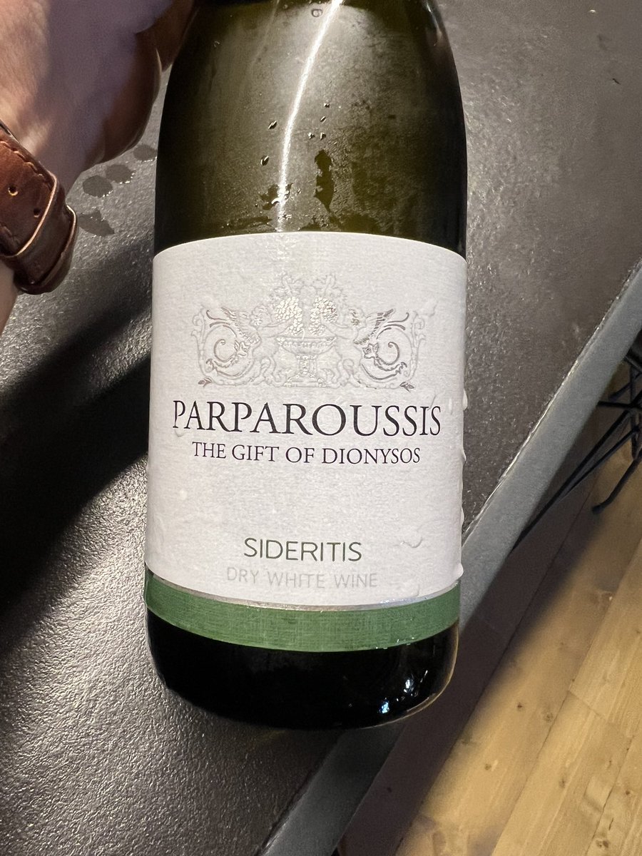 bonkowskimw's tweet image. Aigialeia is hard to spell but easy to love. 
Perched 1000m above the Gulf of Corinth, it makes Greece’s cool-climate white wines from Roditis, but also has a range of other goodies: red Mavrodaphne, obscure Sideritis, 🍊 wines and so on. 

#mastersofwine #mwpeloponnesetrip
🇬🇷