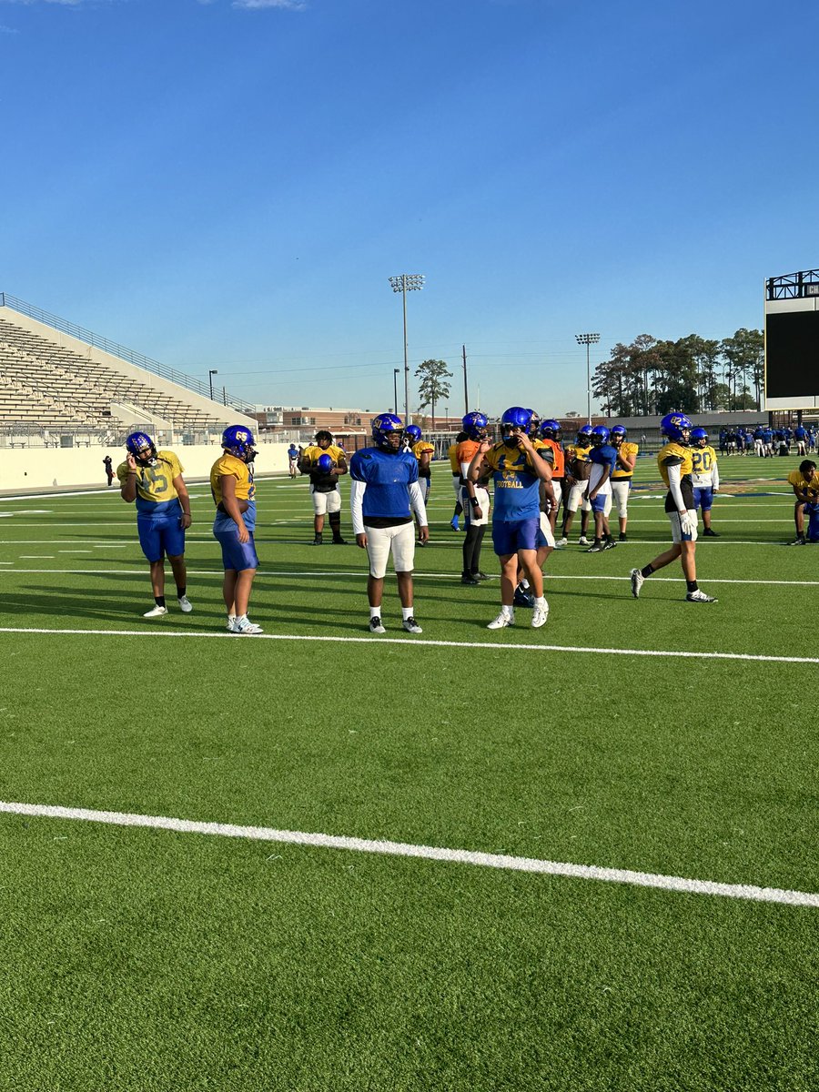 djhollywood1911's tweet photo. School might be out today, but not @CHSFalcons_FB we are here grinding trying to get the next Win!! The kids are working hard! #neveradayoff @ChannelviewISD @ChannelviewHS https://t.co/ts8HHYSFDU
