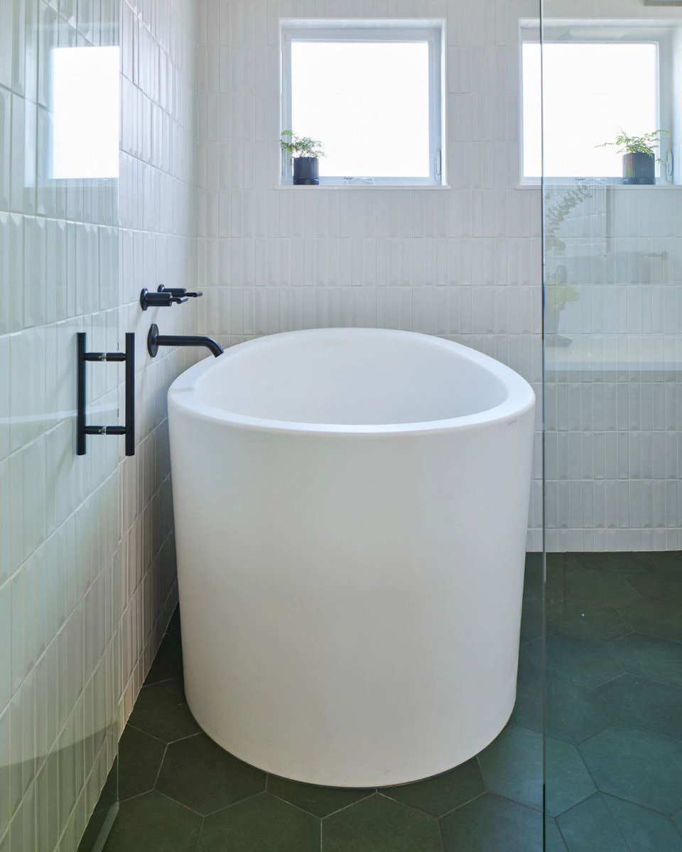 AquaticaBath's tweet photo. Soaking tubs are making a comeback and it's easy to see why. Bathtub featured: True Ofuro Mini by Aquatica
Credit: @modelremodel📸 @capplephoto https://t.co/WNLPquJjEp