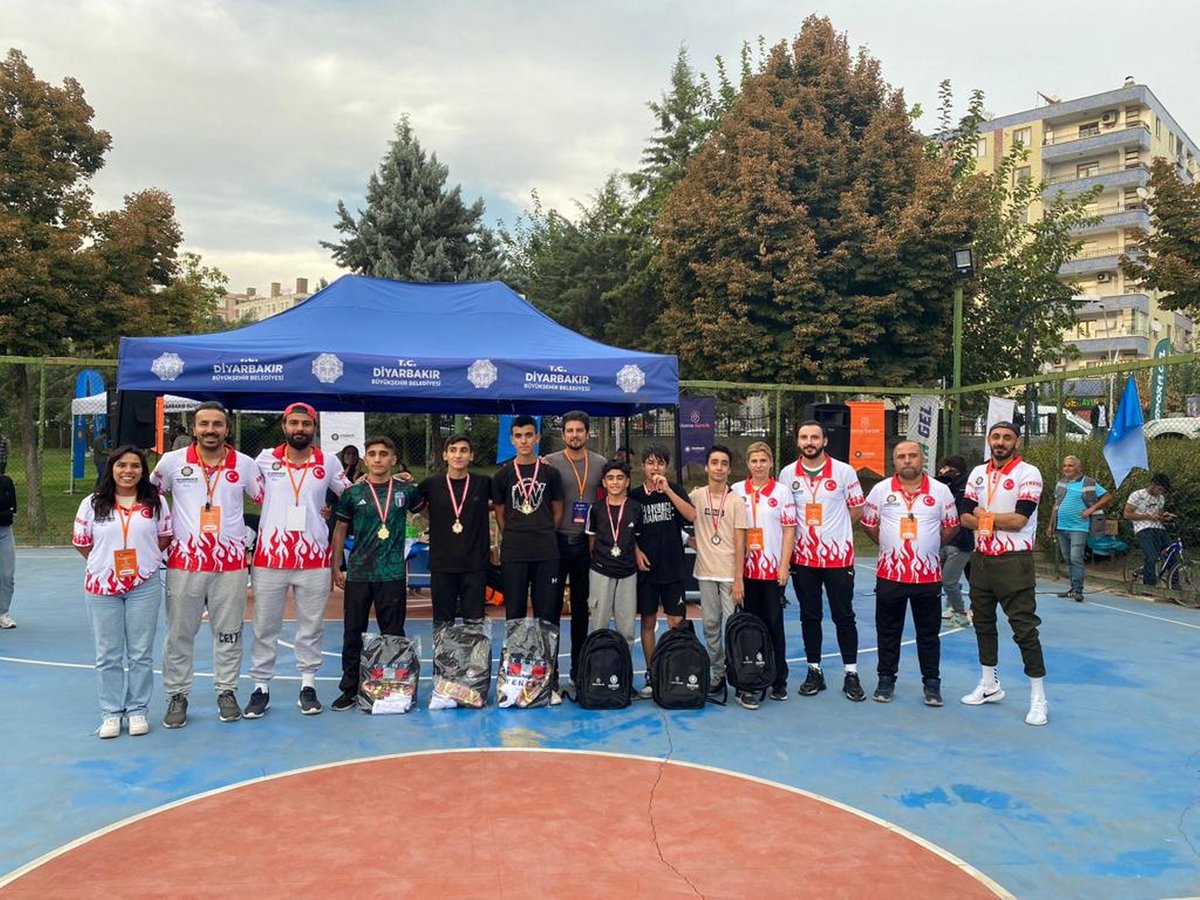 diyarbakirbld's tweet photo. Sokak basketbolu turnuvamız dostluğun kazandığı, heyecan, mutluluk ve azim dolu mücadelelere sahne oldu. 🏀⛹️‍♂️⛹️‍♀️

16 takımın kıyasıya mücadele ettiği turnuvada, başarılı olan takım ve sporcularımızın ödüllerini verdik. 🏆

Çocuk ve gençlerimizi sporla buluşturmaya devam edeceğiz. ✅

#BaşımGözümÜstüne #Diyarbakır