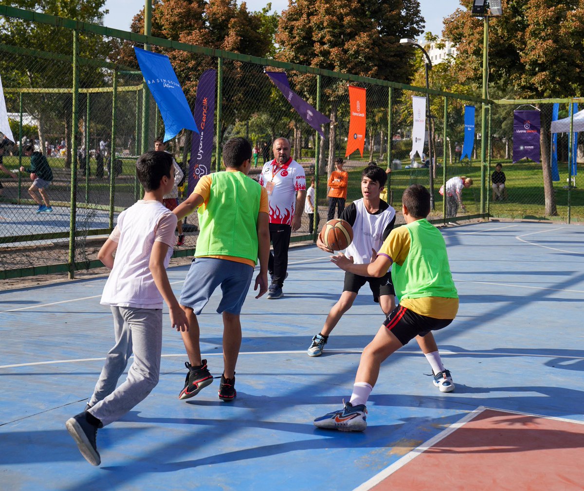 diyarbakirbld's tweet photo. Sokak basketbolu turnuvamız dostluğun kazandığı, heyecan, mutluluk ve azim dolu mücadelelere sahne oldu. 🏀⛹️‍♂️⛹️‍♀️

16 takımın kıyasıya mücadele ettiği turnuvada, başarılı olan takım ve sporcularımızın ödüllerini verdik. 🏆

Çocuk ve gençlerimizi sporla buluşturmaya devam edeceğiz. ✅

#BaşımGözümÜstüne #Diyarbakır