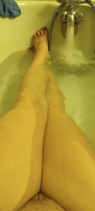 Waiting for the tub to fill, tub to fill, tub to fill... Waiting for the tub to fill 🎵🎶🎶😗  🤣🤣  This message<a href="/tag/adhd"class="tags"><span>#adhd</span></a>