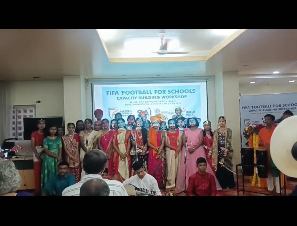 NdaKv's tweet photo. “वसुधैव कुटुम्बकम” ONE WORLD, ONE FAMILY ! शानदार भावपूर्ण प्रस्तुति from @kvnda students @ FIFA ‘FOOTBALL FOR SCHOOLS’ Capacity Building Workshop at BALEWADI STADIUM , PUNE.💐👍
@romumbai
@KvsMumbai 
@KVS_HQ https://t.co/DpluRhU4Hf