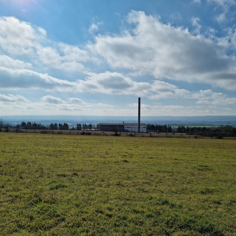 topodat's tweet photo. Auf dieser Fläche soll ein #Solarpark entstehen. Ein Bestandteil bei der #Planung ist die Erfassung des Geländes. Dazu zählen z.B. die Feststellung der Steigung oder die Identifizierung von Vegetation und Objekten, die Schatten auf die Fläche werfen, wie der Kamin auf dem Bild. https://t.co/3xkmxDNbPz