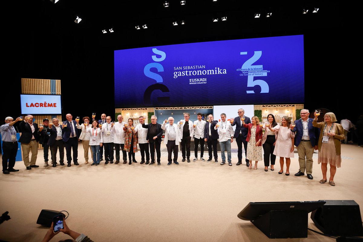 ferranadria's tweet photo. Muy contento y emocionado de recibir este precioso homenaje en @SSgastronomika. Muchas felicidades a todo el equipo por hacer posibles estos 25 años de este maravilloso congreso y, muy especialmente, a @rosertorras.
#ssg23 #ssg25aniversario https://t.co/3YO3bVZv2G