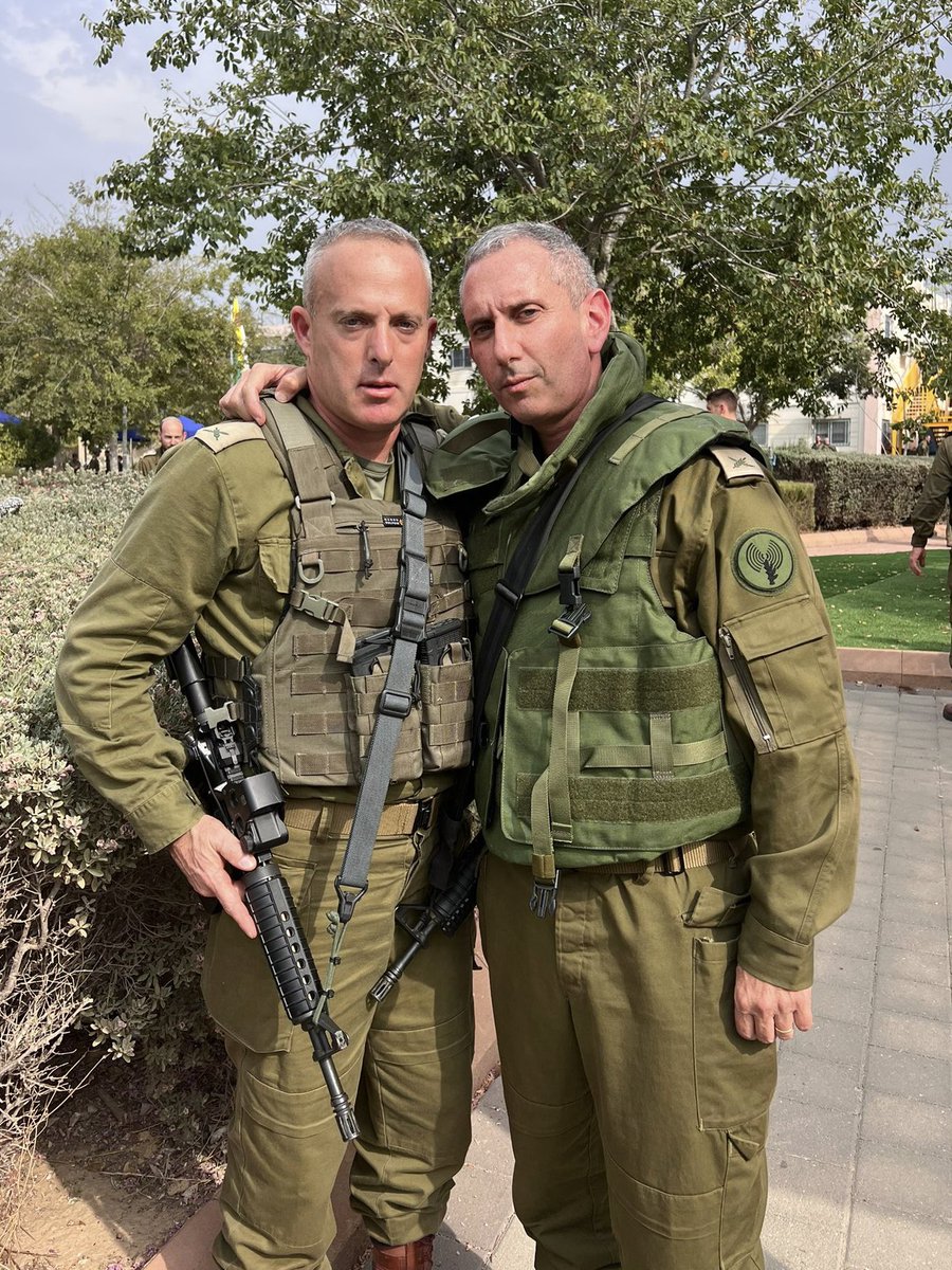 IDFSpokesperson's tweet photo. מפקד אוגדת עזה, תת-אלוף אבי רוזנפלד מנהל את הלחימה בגזרה בקור רוח. 
המפקדים והלוחמים פרוסים בכל מרחב אוגדת עזה ויישובי הדרום ונלחמים בעוז מול המחבלים. https://t.co/PNWwO9CHnU