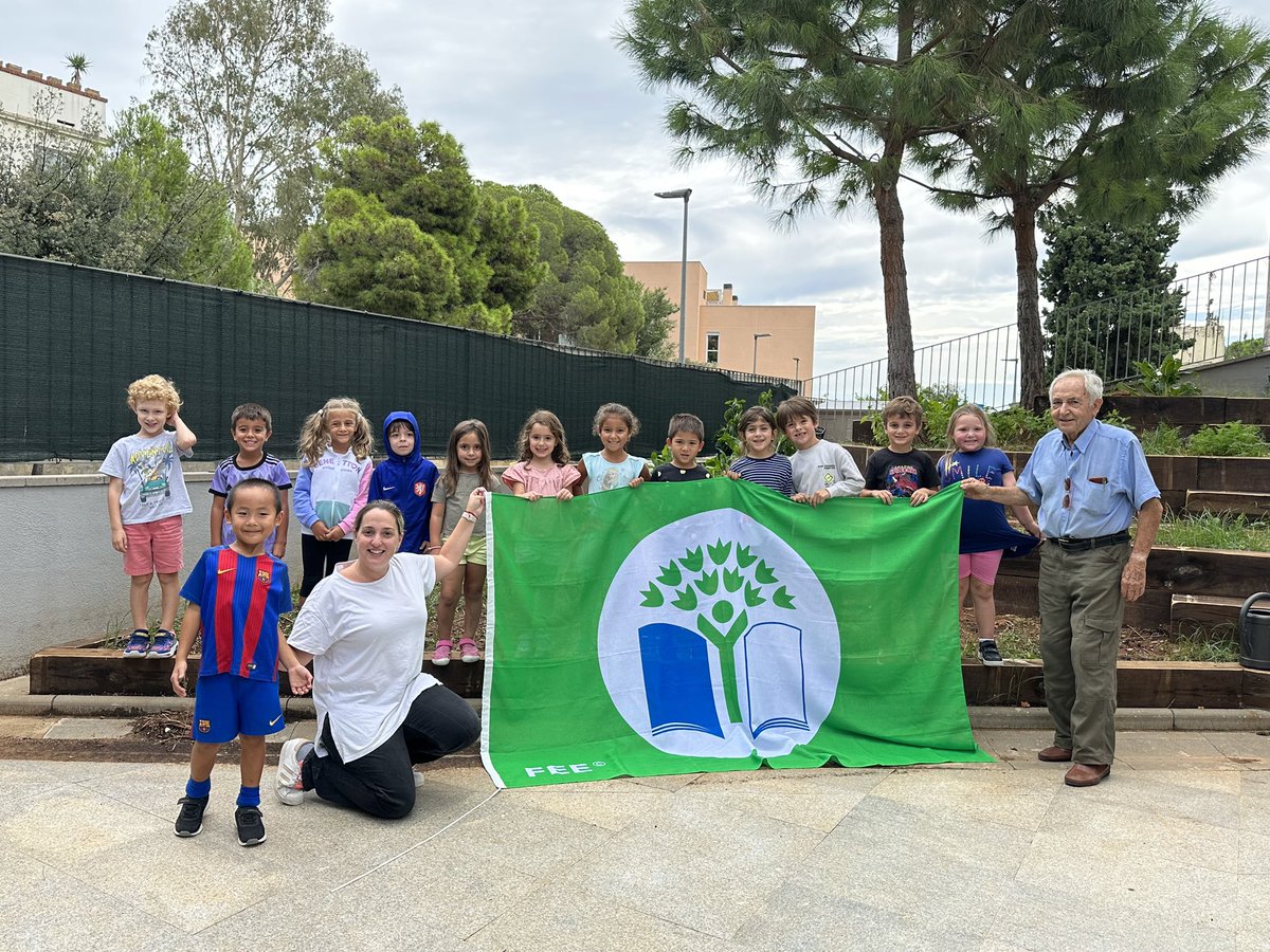 ASBschool's tweet photo. After four years (2019-23) ASB has proudly received the Green Flag, recognizing us as an official Eco School, one of the few international schools in Spain, signifying our commitment to continuous sustainable education in our community. ๐๐
#ASBcares #ASBserves #ASBlearns https://t.co/emN3wEdJei