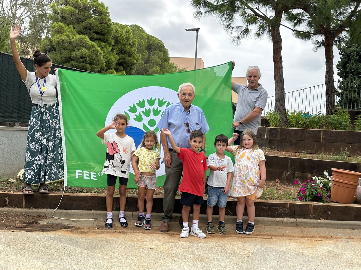 ASBschool's tweet photo. After four years (2019-23) ASB has proudly received the Green Flag, recognizing us as an official Eco School, one of the few international schools in Spain, signifying our commitment to continuous sustainable education in our community. ๐๐
#ASBcares #ASBserves #ASBlearns https://t.co/emN3wEdJei