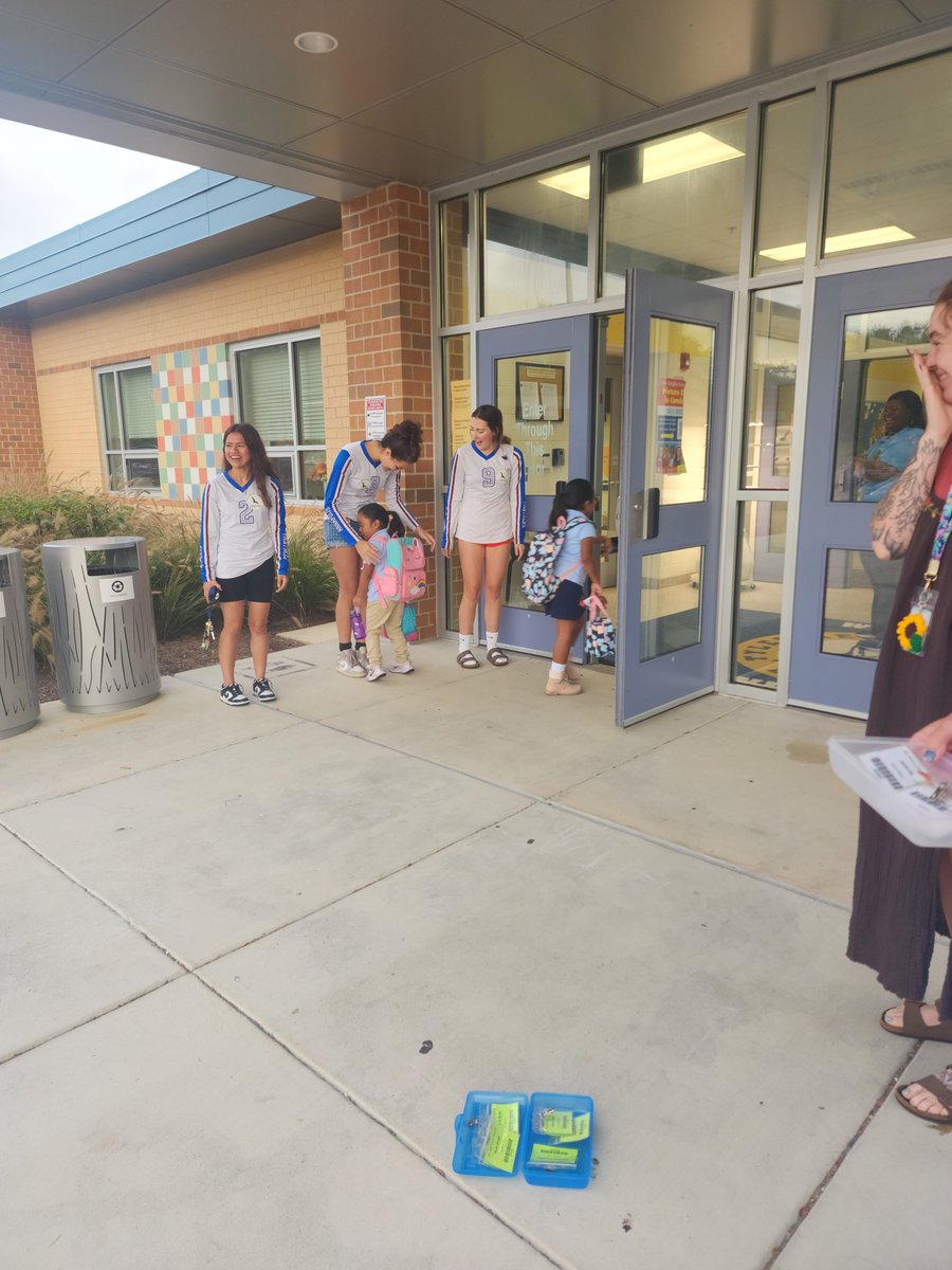AnnapHS_AACPS's tweet photo. On Friday, our very own Varsity Volleyball team greeted the students of Tyler Heights Elementary School as they entered the building! We remember where we have been so that we can influence a better future together! #BelongGrowSucceed #AACPSAwesome @AACountySchools https://t.co/NP2jD1MLIE
