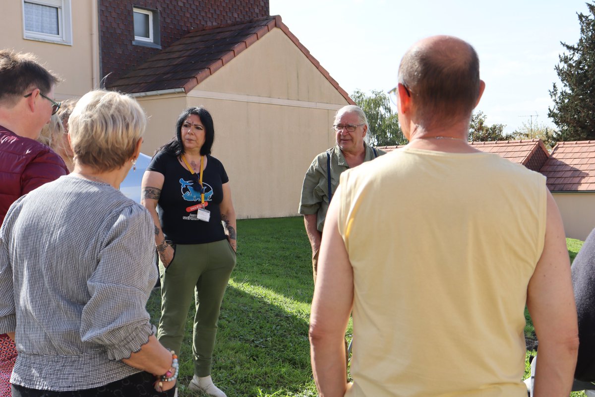 Active ton quartier : implication des locataires dans le cadre du programme. L'ASA et Marie-Elisabeth Khodja, locataire + enquêtrice pour <a href="/stephaneLAMART/">Association Stéphane Lamart</a> présentes pour sensibiliser à la cause animale cour des Figuiers mercredi 4 octobre #ush #fnoph #lemansmetropole #proximite