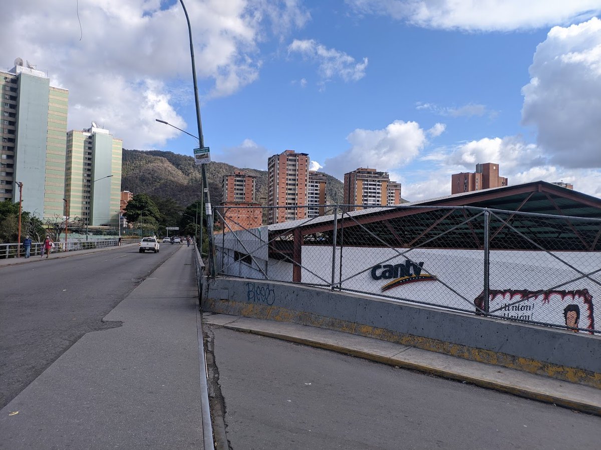 ElParaisoNow's tweet photo. ¡Amanecimos #SININTERNET en El Paraíso!
Importante #denuncia realiza este #9Oct el periodista @JonathanV_1212, sobre la dramática situación que se vive en la Parroquia más incomunicada de Caracas.
.@ReporteYa
.@salaprensaCantv 
Tremenda 
María Corina
Hamás a Israel https://t.co/yIoqMWlNzY