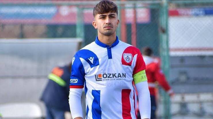 TFF 3. Lig kulüplerinden Elazığspor, Altınordu' forması giyen 20 yaşındaki Mehmet Ablay'ı 1 yıllığına kiralık olarak kadrosuna kattı.