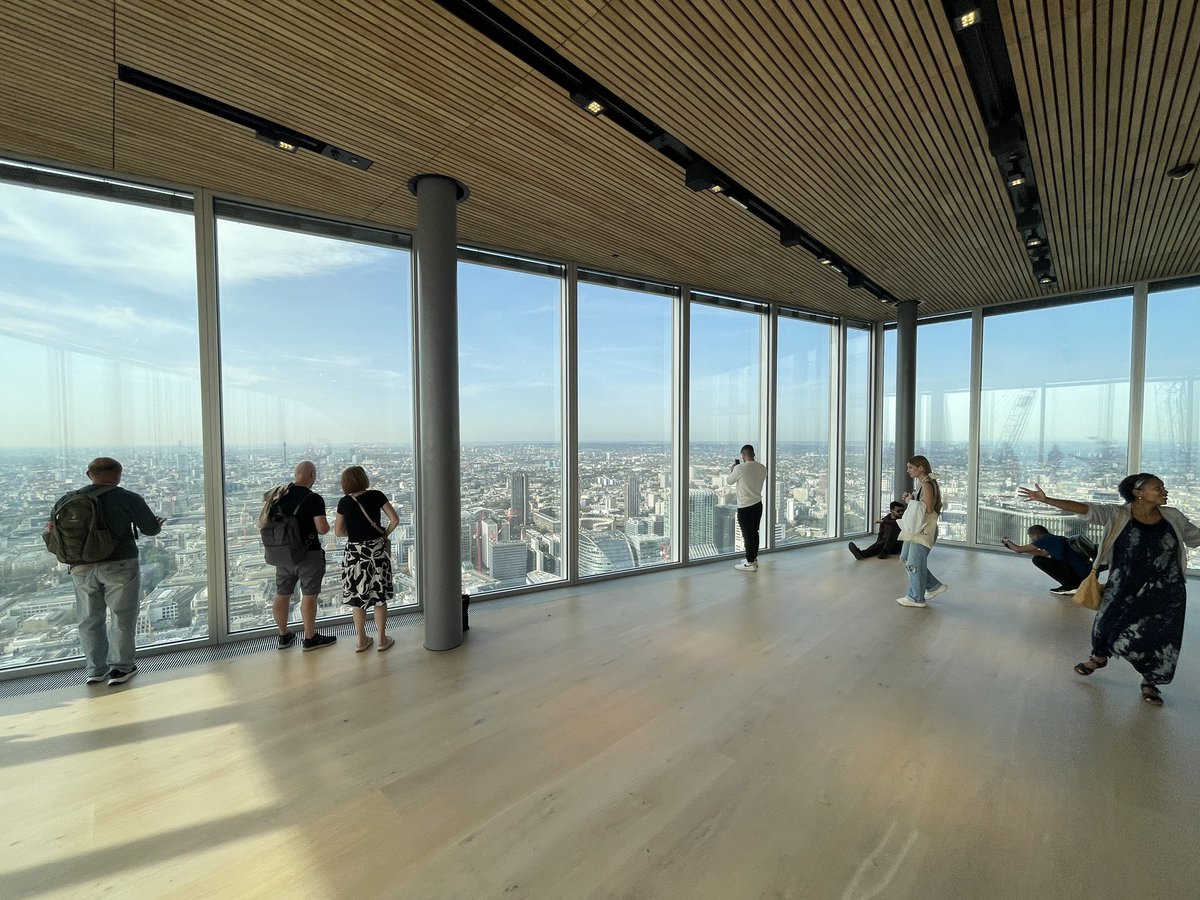 Another day, another walk-in to a Viewing Gallery. This is #TheLookout on the 50th floor of #8Bishopsgate whose 204m seems noticeably lower than the 254m of 22 yesterday, but I think you're more likely to get straight-in at 8 than 22, who've changed their system since yesterday!