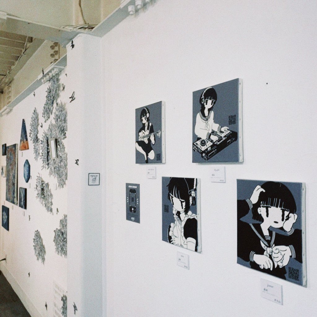 グループ展「gigigigi」終了☑️

デジタルとアナログ、動画とイラスト、インターネットとリアルという遊凪を取り巻く事象を曖昧にしたい作品たちでした。

キャンバスのQRコードを読み込むと、
作品がアニメーションとして動くというギミック!
どうだったでしょうか?… 