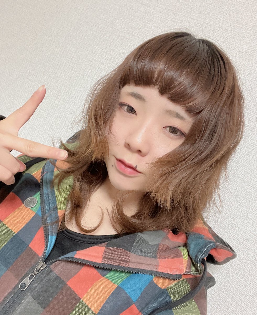 chi_tsuru_aki's tweet photo. 息抜きがてら衝動的に
#セルフカット で #ウルフカット 🐺笑
してみました✌️
超オフ✂️笑
一回シャンプーしたらもうちょっといい感じになるかも🧴💜
#ウルフカット女子
#cutmyhair
#wolfstyle
#샐카
#패피 https://t.co/y3vbccOGlV