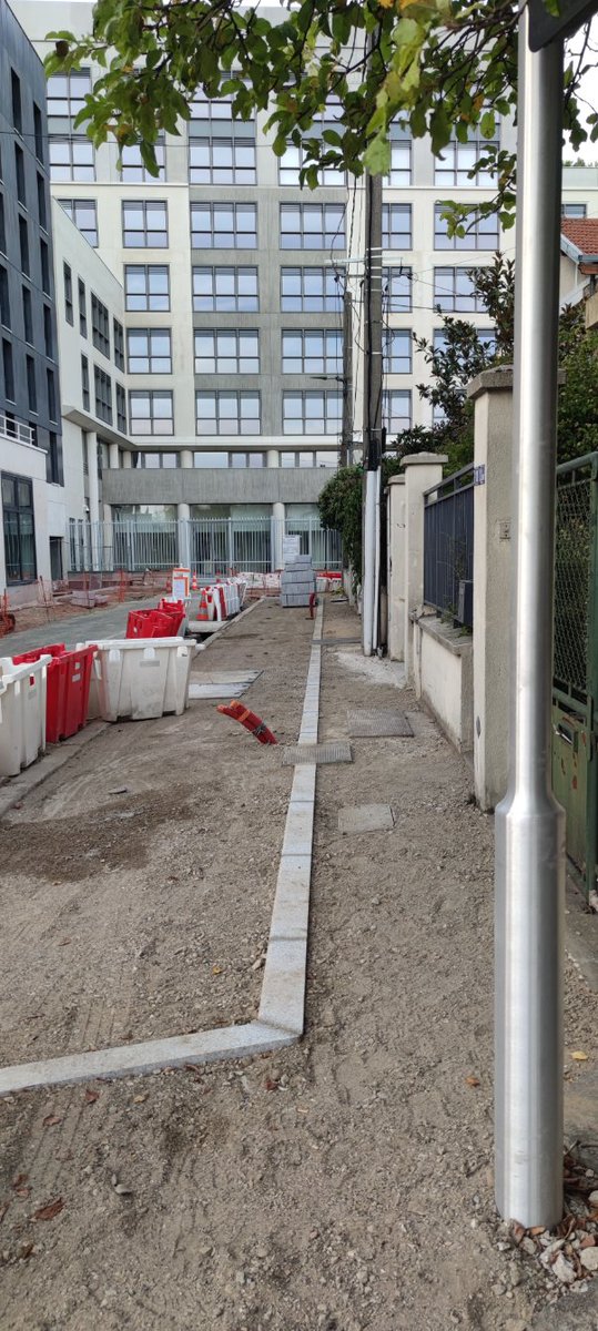 Nazcange's tweet photo. @VilleVillejuif On parle de la taille des trottoirs qui devraient faire 1m40 (cf https://t.co/Tix1oG7UVA)
rue de la commune ? https://t.co/hu6HMm8Us8