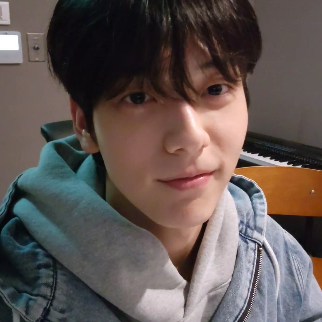 ynavirtz's tweet photo. for today's delulu entry: couple outfit with soobin  🫣❤️ https://t.co/ZBXCatPpKl