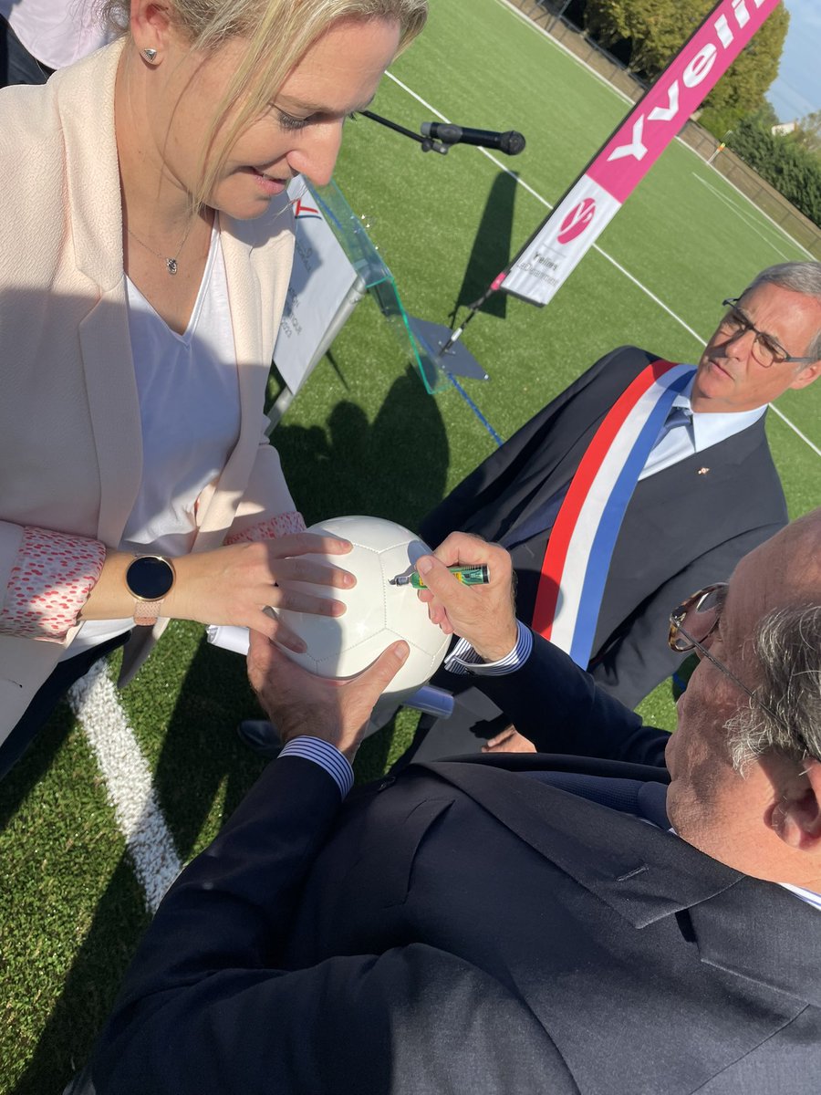 pierre_bedier's tweet photo. Un nouvel équipement tant attendu par les footballeurs du Football Club de Porcheville, l’inauguration du terrain synthétique de Porcheville réalisé avec le soutien du Département @Les_Yvelines dans le cadre d’un contrat de proximité. https://t.co/S3UWnME7FO