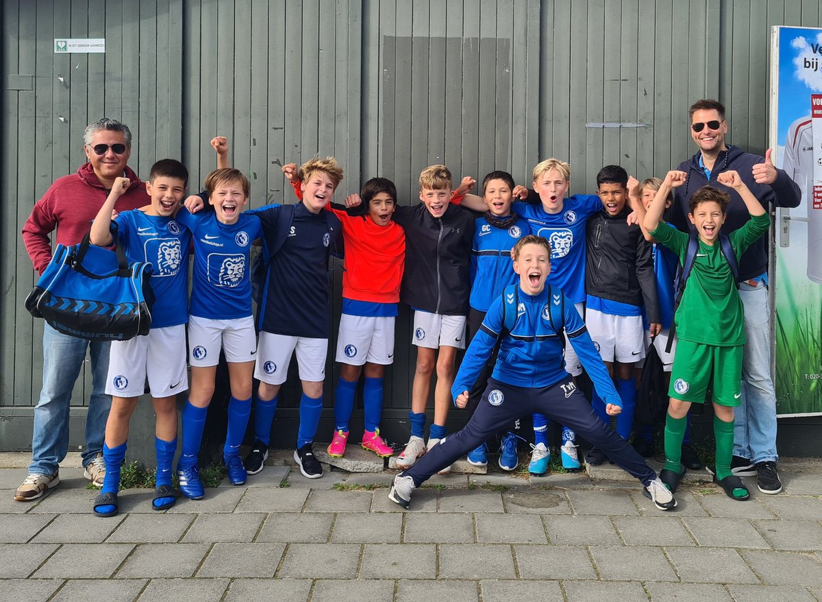 CindyPiket's tweet photo. De JO12 is een gekke lichting, want een deel van de JO11 selectie gaat naar de 13-2, het andere deel wordt JO12-1, aangevuld met 'nieuwe' jongens. Extra tof dus dat dit team dik bovenaan eindigt in de eerste fase van de competitie. Van harte boys en ouder-coaches! @WVHEDW https://t.co/fdsNSPQTCm