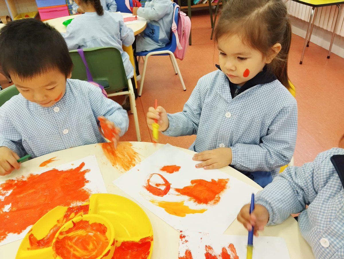 CristoReyMadrid's tweet image. Los niños de 3 años de #Infantil han realizado su primer taller de pintura. 
Han disfrutado mucho pintando con #pincel, haciendo sus propias creaciones y manchándose las manos. #ColegioCristoRey