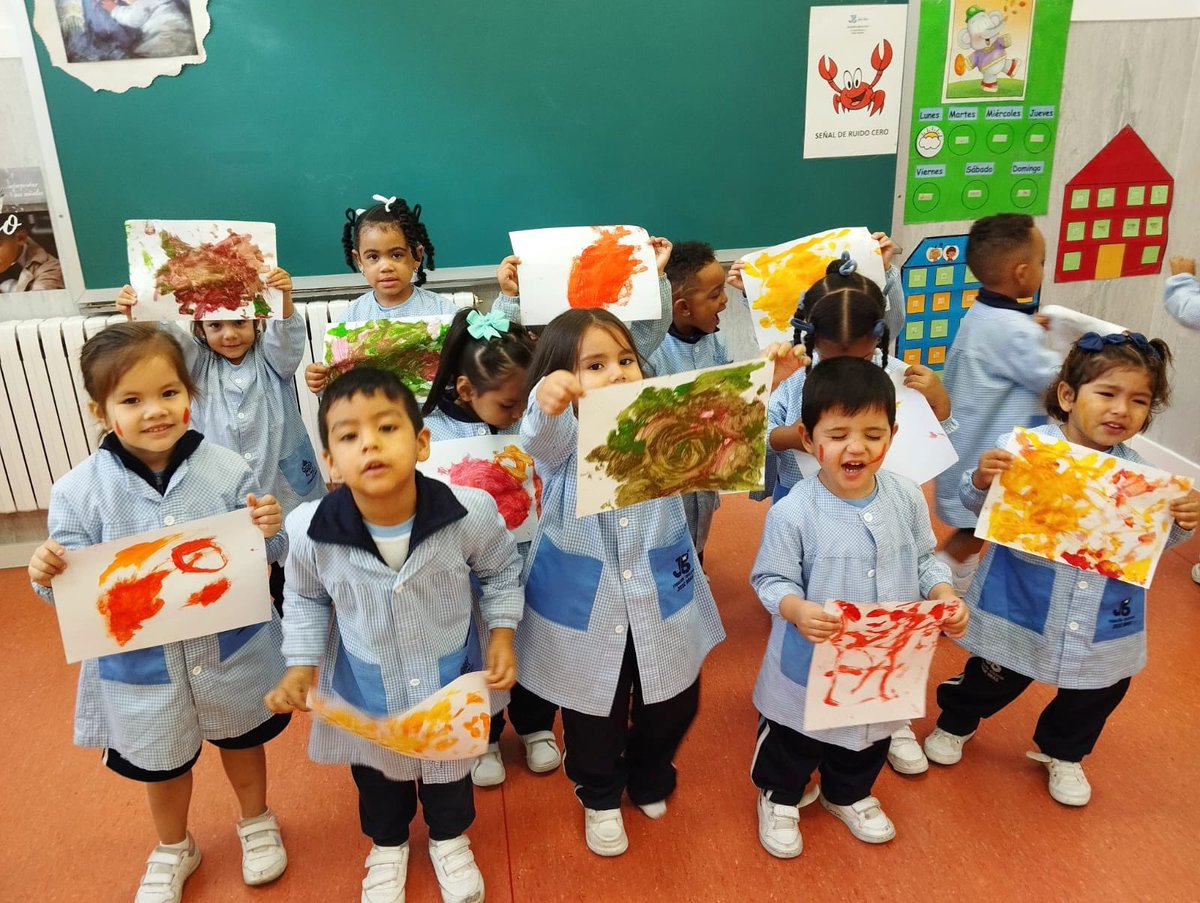CristoReyMadrid's tweet image. Los niños de 3 años de #Infantil han realizado su primer taller de pintura. 
Han disfrutado mucho pintando con #pincel, haciendo sus propias creaciones y manchándose las manos. #ColegioCristoRey