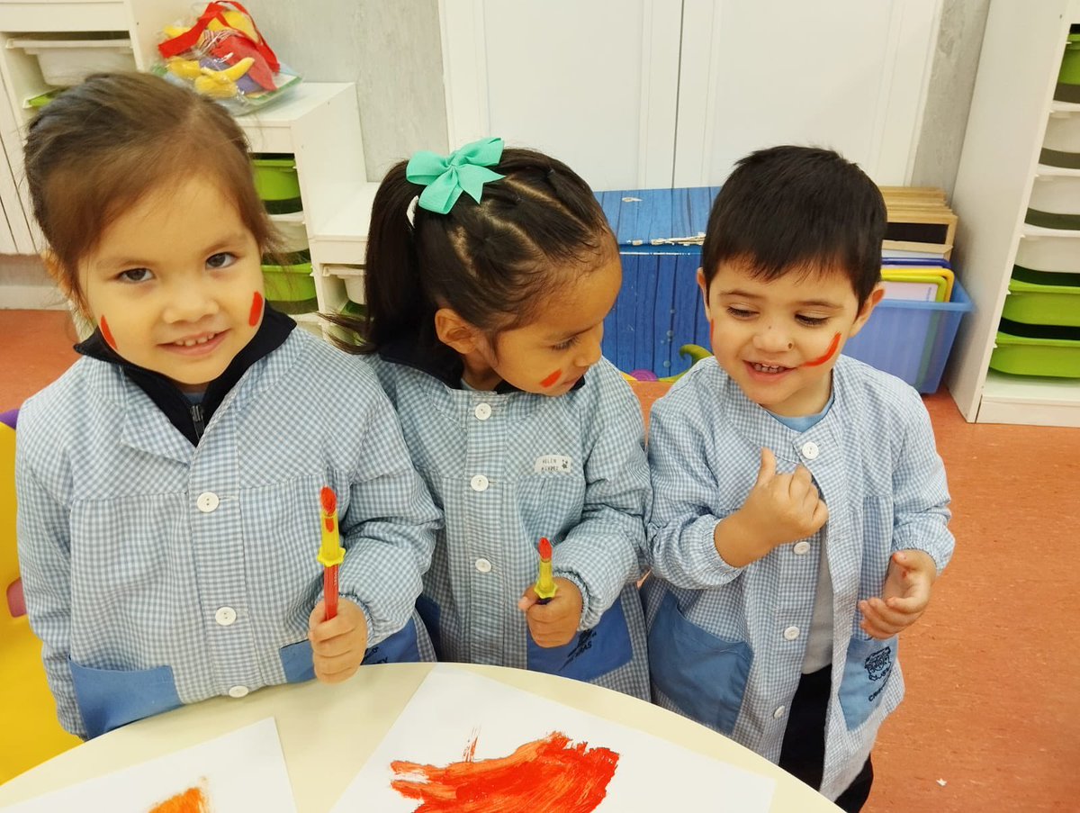 CristoReyMadrid's tweet image. Los niños de 3 años de #Infantil han realizado su primer taller de pintura. 
Han disfrutado mucho pintando con #pincel, haciendo sus propias creaciones y manchándose las manos. #ColegioCristoRey