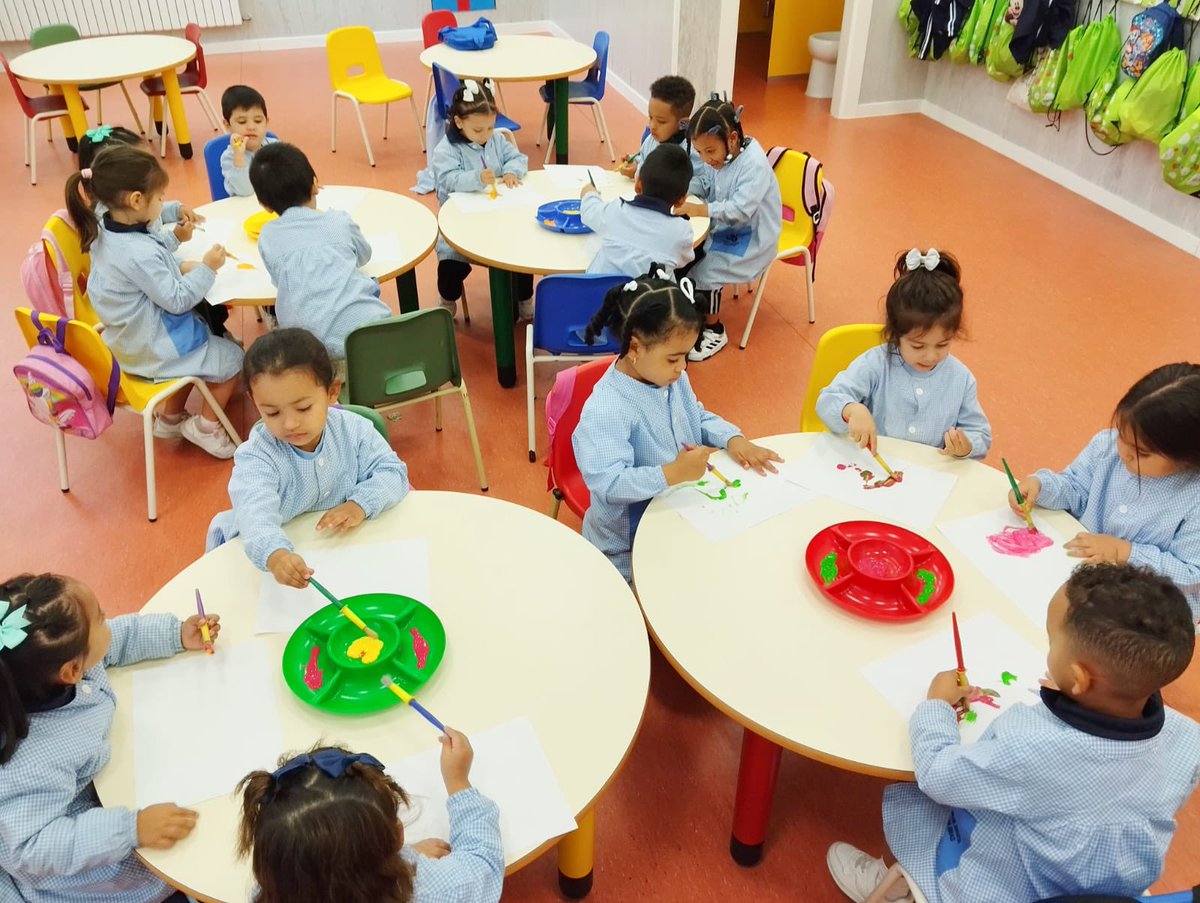 CristoReyMadrid's tweet image. Los niños de 3 años de #Infantil han realizado su primer taller de pintura. 
Han disfrutado mucho pintando con #pincel, haciendo sus propias creaciones y manchándose las manos. #ColegioCristoRey